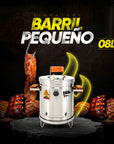barril asador con capacidad de 8 libras posando sobre una roca, con cortes de carne asada detrás