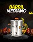 barril asador con capacidad de 12 libras posando sobre una roca, con cortes de carne asada detrás