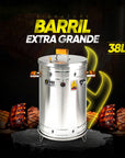 Barril asador con capacidad de 38 libras sobre una piedra, con cortes de carne asados detrás