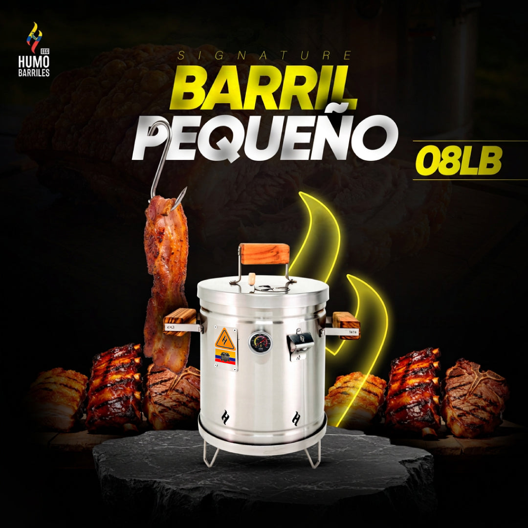 barril asador con capacidad de 8 libras posando sobre una roca, con cortes de carne asada detrás